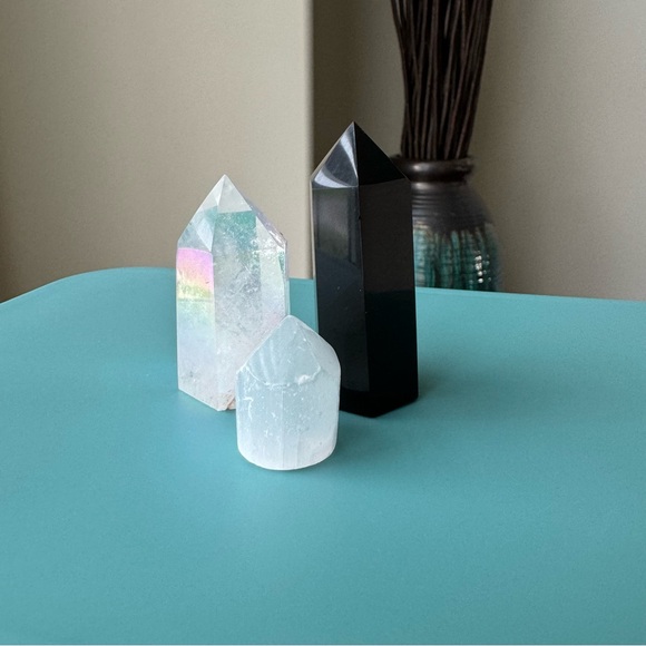 Beautiful Angel Aura Clear Quartz Crystal Point - Picture 4 of 8